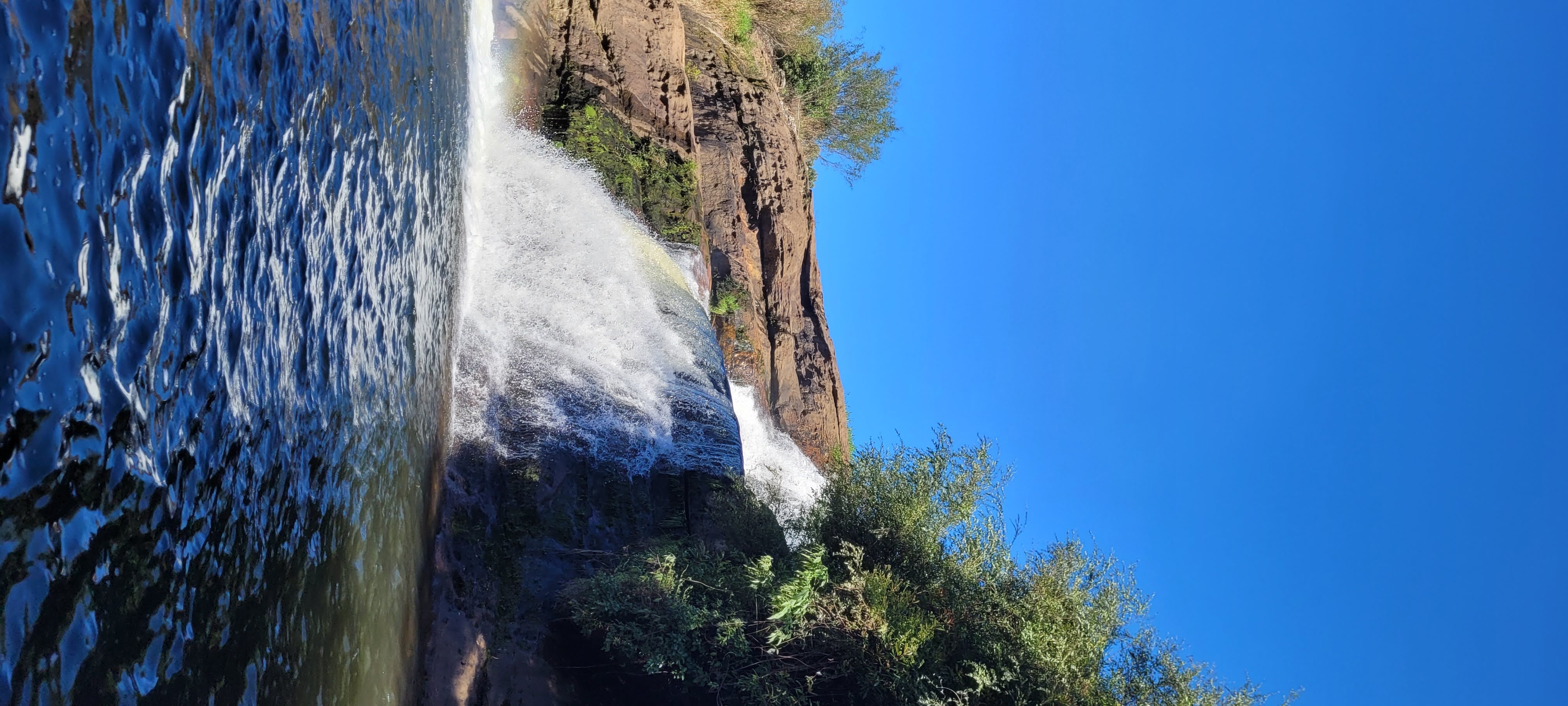 Cachoeira da Usina sob céu azul