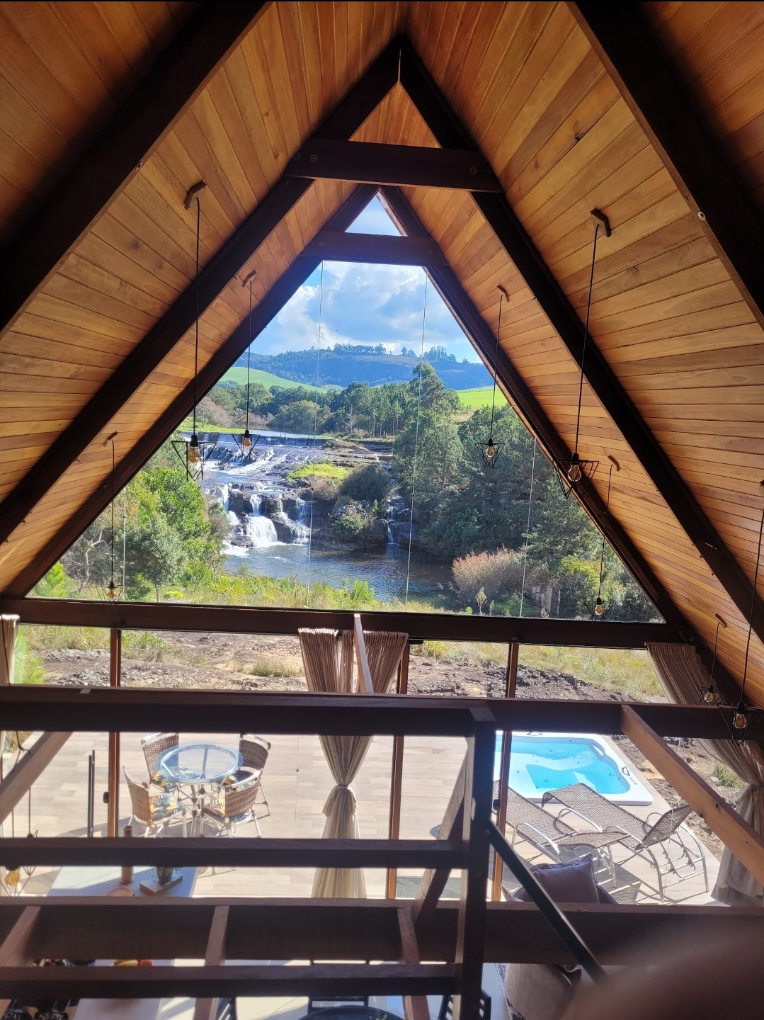 Vista interna do Chalé da Usina para a cachoeira